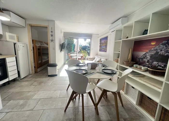 Appartement Avec Jardinet Et Parking Privatif Agde