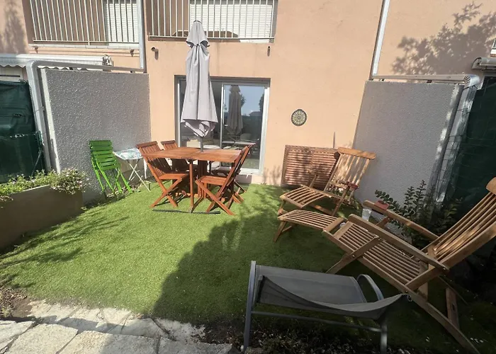 Appartement Avec Jardinet Et Parking Privatif *