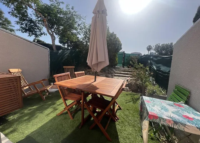 Appartement Avec Jardinet Et Parking Privatif Agde